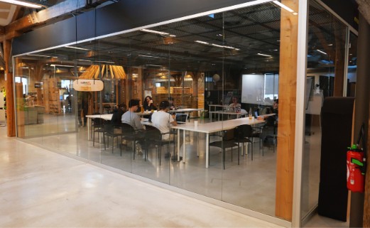 Une salle de formation et d’examen — centre d’examen VITAE PROJECT FORMATIONS